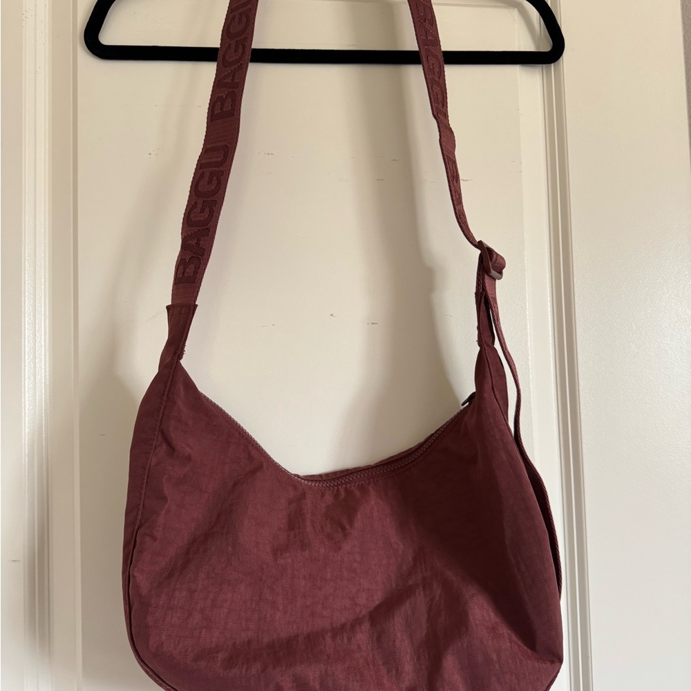 BAGGU Medium Nylon Crescent Bag in Mahogany